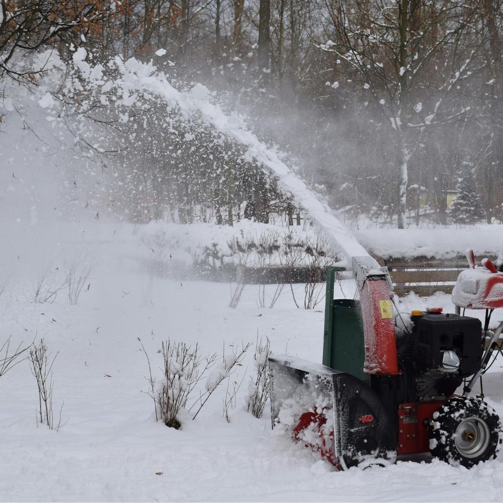 Winterdienst von ZAKO Gartenservice auf einer verschneiten Fläche